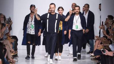 El más emblemático diseñador hondureño en Estados Unidos, Carlos Campos, salió a la pasarela con todo el equipo de trabajo que hizo posible esta exitosa colección.