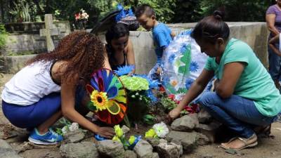 Los sampedranos acudieron a los cementerios a coronar a sus deudos. foTO: gilberto sierra