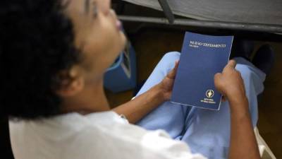 Carlos lee el Nuevo Testamento mientras pasa sus días hospitalizado.