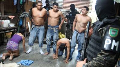 Los supuestos pandilleros de la 18 detenidos en el sector Planeta de La Lima.