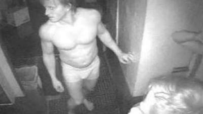 Los hombres fueron captados por una cámara de seguridad del restaurante de hamburguesas.