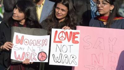 Mujeres de la sociedad civil piden que haya paz y amor en lugar de guerra. AFP.