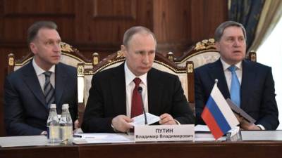 FET01 BISHKEK (KIRGUISTÁN) 14/04/2017.- El presidente ruso, Vladímir Putin (c); el viceprimer ministro ruso, Igor Shuvalov (i), y el consejero presidencial Yury Ushakov (d) asisten a una sesión del Consejo Económico Supremo de la Unión Económica Euroasiática (UEE) en Bishkek (Kirguistán), hoy, 14 de abril de 2017. EFE/Alexey Nikolsky / Sputnik / Krem ATENCIÓN EDITORES: CRÉDITO OBLIGATORIO