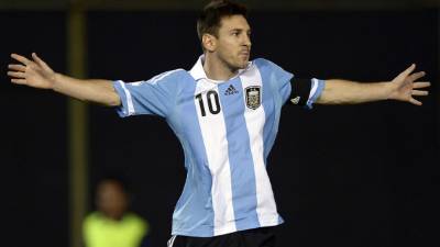Leo Messi marcó dos goles de penal para el triunfo de Argentina.