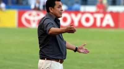 Nahún Espinoza dirigiendo al Olimpia contra el Motagua en la ida de la semifinal.