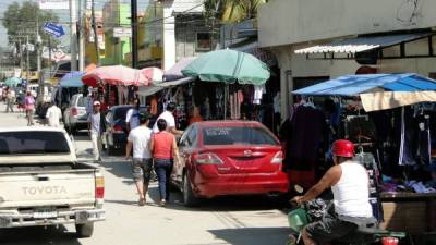 Los vendedores ambulantes mantienen tomadas las aceras de las calles en el centro de la ciudad, serán reubicados.