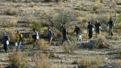 Las autoridades estadounidenses advierten a los indocumentados de los peligros de cruzar el desierto de Arizona.