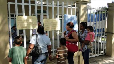 Los enfermos que llegan al centro de salud y Materno Infantil encuentran con los portones cerrados.
