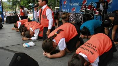 Los niños oradores pidieron arrodillados a Dios por San Pedro Sula y Honduras. Fotos: Cristina Santos