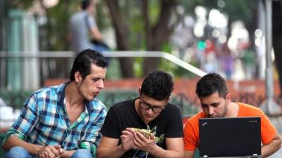 Registro de un grupo de jóvenes conectados a internet en una zona WiFi, en La Habana (Cuba). EFE/Archivo