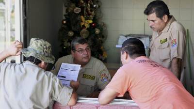 Los bomberos cuentan con buen equipo, según su comandante.