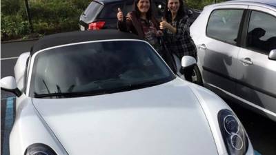 La madre de Cristiano Ronaldo posando junto al Porsche.