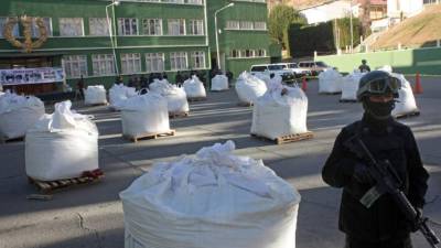 Con el decomiso los narcotraficantes propietarios del cargamento, que no fueron identificados, dejaron de percibir 68 millones de dólares. Foto archivo de EFE.