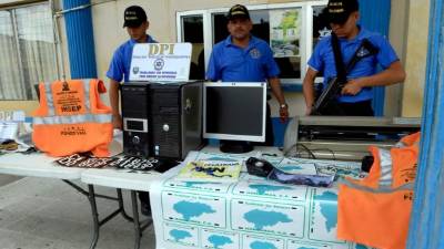 Los agentes de la Dirección Policial de Investigaciones (DPI) presentó las evidencias decomisadas en el cateo.