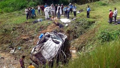 El carro cayó en la hondonada tras rodar por varios metros.