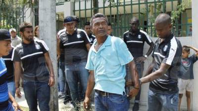Los futbolistas del Honduras Progreso atraparon a un ladrón que le robó la batería del carro a uno de los jugadores. Fotos Neptalí Romero