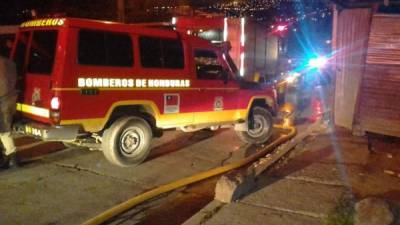 El momento cuando el equipo del Cuerpo de Bomberos controla el incendio.