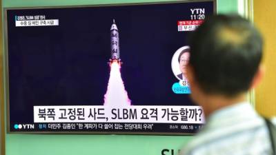 Esta foto de archivo tomada el 25 de agosto de 2016 muestra a un hombre en una estación de tren en Seúl viendo una pantalla de televisión que informa sobre la última prueba de misiles balísticos lanzada por el submarino de Corea del Norte.Las recientes imágenes de satélite sugieren que Corea del Norte podría estar preparándose para pruebas de misiles balísticos con base en submarinos, dijo un experto en su ejército el 11 de agosto de 2017. Joseph Bermudez, especialista en asuntos de defensa y inteligencia de Corea del Norte, Blog del Instituto de Estados Unidos-Corea en la Universidad Johns Hopkins, que dijo que podría mostrar los preparativos para una prueba de un misil balístico lanzado por submarinos (SLBM).