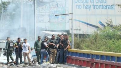Miembros de las Fuerzas de Seguridad venezolanas montan guardia el pasado 24 de febrero en la frontera entre Colombia y Venezuela. EFE