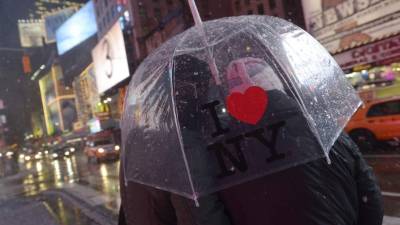 Una pareja pasea bajo un paraguas en el Times Square de Nueva York, Estados Unidos. EFE/Archivo