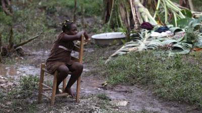 Una joven descansa sentada tras sobrevivir el paso del huracán Matthew por la localidad de Bergeaud, Haití.