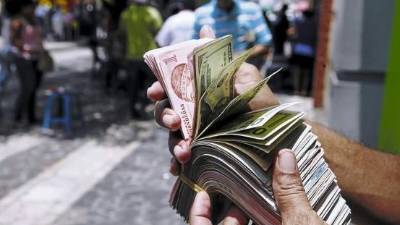 La devaluación de la moneda nacional ha cobrado notoriedad en los últimos meses, ya que varios sectores coinciden que el encarecimiento del dólar.