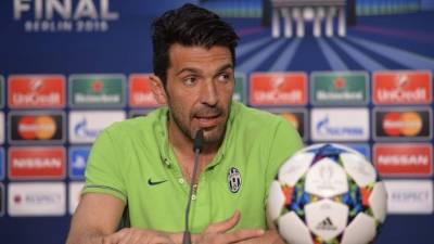 Buffon durante la rueda de prensa del equipo tras el entrenamiento en el Estadio Olímpico de Berlín, Alemania.