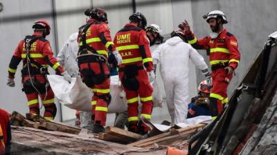 Rescatistas encontraron ayer otro cuerpo entre los escombros de un edificio en la avenida Álvaro Obregón.