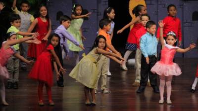 Los pequeños de preescolar realizaron cantos y bailes dedicados a mamá. Fotos: Melvin Cubas.