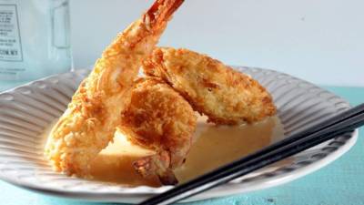 Para servir los camarones, agregar la mezcla de la leche de coco.