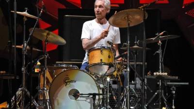 El batería de los Rolling Stones, Charlie Watts, 'uno de los mejores bateristas de su generación' y el miembro más mesurado de la célebre banda de rock británica, murió este martes en Londres a los 80 años. 'Con gran tristeza anunciamos la muerte de nuestro querido Charlie Watts', anunció su agente Bernard Doherty en un comunicado, añadiendo que el músico 'falleció tranquilamente en un hospital de Londres hoy mismo, rodeado de su familia'.Fotos: Agencias.