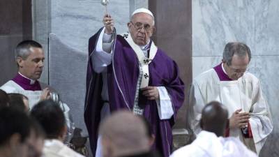 El papa Francisco (c) durante un oficio religioso en Roma. EFE/Archivo