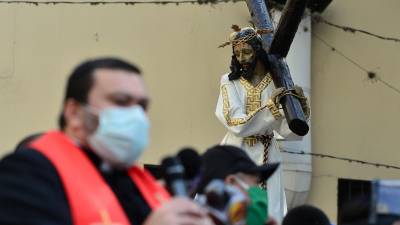Fieles católicos participan en una procesión del Viernes Santo durante la pandemia del coronavirus en 2020.