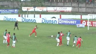 Momento en que Rony Martínez ejecutó el penal pero falló.