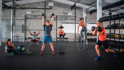 No olvide utilizar ropa adecuada para hacer ejercicio, que sea de su talla y que le ayude a absorber el sudor.