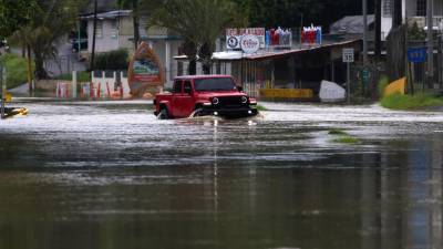 Puerto Rico sufrió este miércoles graves inundaciones y cortes generalizados de luz debido a las copiosas lluvias que trajo la tormenta tropical Ernesto, que se convirtió en huracán categoría 1 al pasar al norte de la isla.