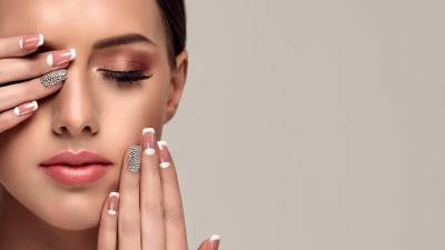 <i>Entre los estilos en tendencia están las uñas cromadas, Barbiecore y blancas lechosas.</i>