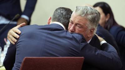 Alec Baldwin abraza a su abogado Alex Spiro al concluir su juicio por homicidio involuntario en el Tribunal del Primer Distrito Judicial este viernes en Santa Fe, Nuevo México.