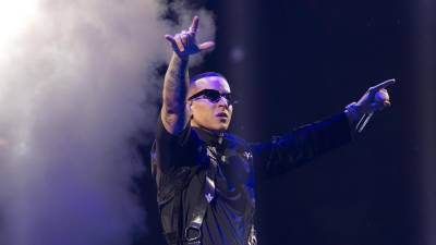 Fotografía de archivo del 11 de noviembre de 2023 del cantante Daddy Yankee en su concierto La Meta en el Coliseo Jose Miguel Agrelot en San Juan (Puerto Rico).