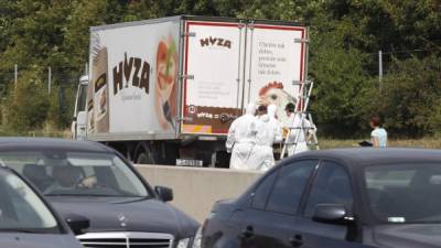 Los forenses inspeccionan el camión para determinar que pudo causar la muerte de los migrantes.