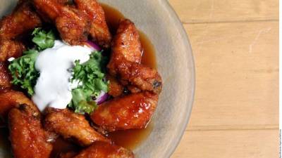 Acompañe las alitas con un aderezo. Solo tiene que mezclar; 3 cucharadas de queso azul, 1/2 taza de crema espesa, 1/4 taza de leche, sal y pimienta molida (en cantidad al gusto).