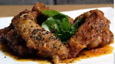 Bañar las alitas con la salsa de naranja y servir.