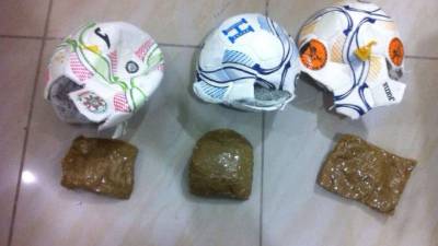 Seún la Policía de Colón, la pareja detenida en Planes se dirigía a La Ceiba, donde entregaría la marihuana que transportaba.