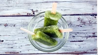 Verter el líquido en moldes para paletas y servir cuando estén congeladas.