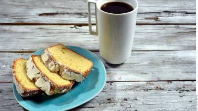 Dejar enfriar, desmoldar y espolvorear azúcar glass.