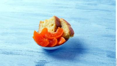 Dejar enfriar, desmoldar y servir con las rebanadas de albaricoque.