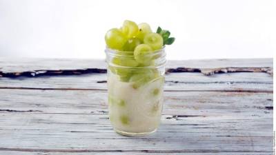 Colocar en recipientes y rellenar con uvas.