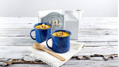 Servir la crema caliente con trozos de pan tostado.