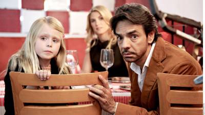 Loreta Peralta y Eugenio Derbez en una escena de la cinta.