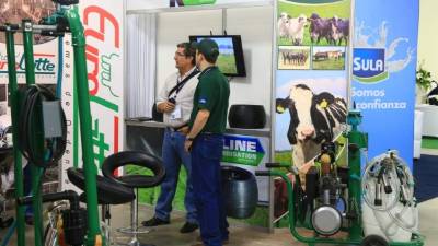 Ganaderos y productores de leche han visitado los diferentes quioscos de exhibición para conocer sobre las tecnologías de extracción, veterinaria y genética, entre otros.